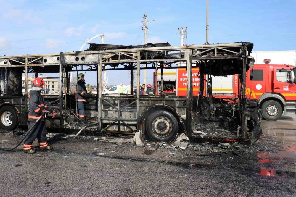 Otobüs Alev Topuna Döndü: Gökyüzünü Kara Duman Kapladı