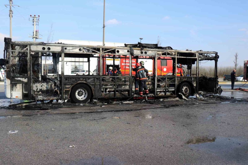 Otobüs Alev Topuna Döndü: Gökyüzünü Kara Duman Kapladı