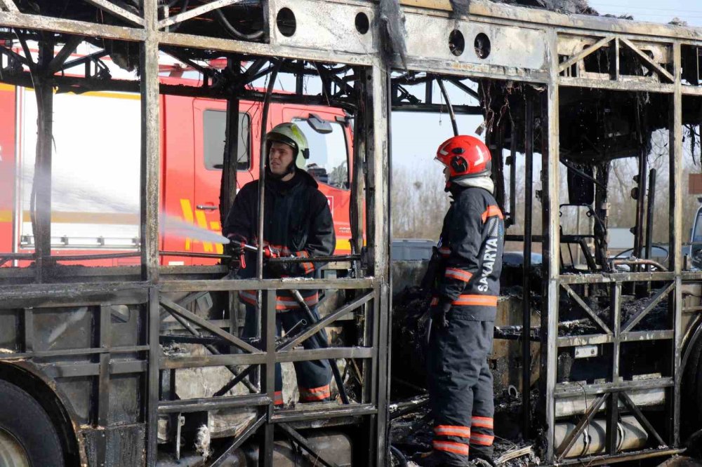 Otobüs Alev Topuna Döndü: Gökyüzünü Kara Duman Kapladı