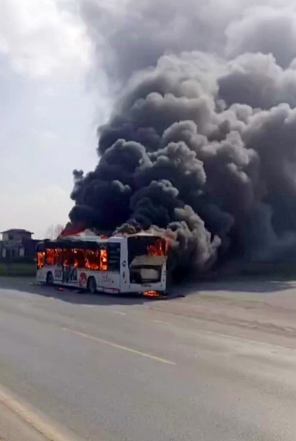 Otobüs Alev Topuna Döndü: Gökyüzünü Kara Duman Kapladı