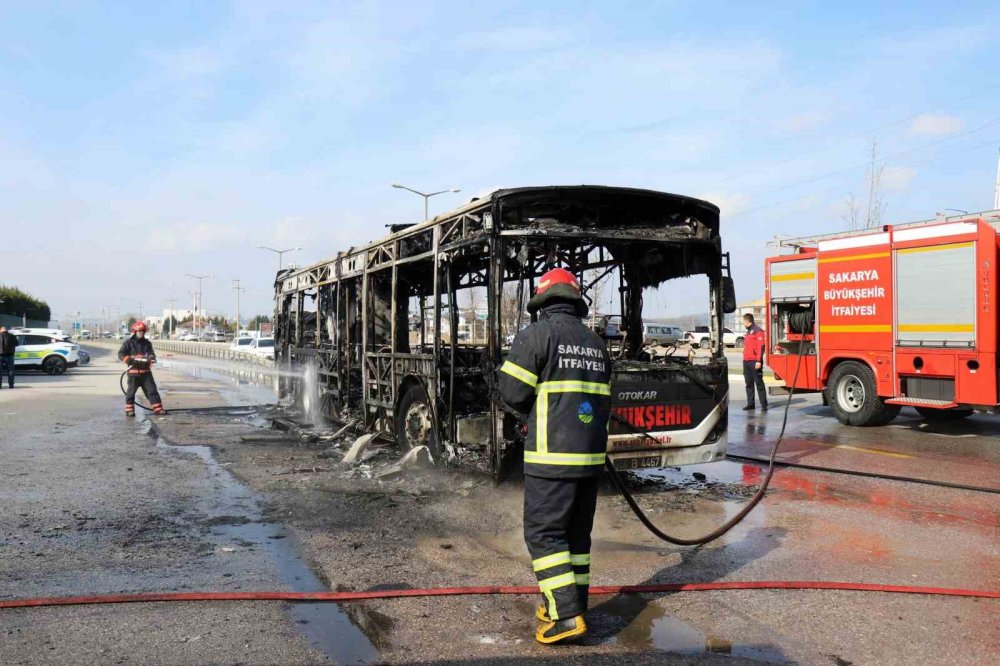 Otobüs Alev Topuna Döndü: Gökyüzünü Kara Duman Kapladı