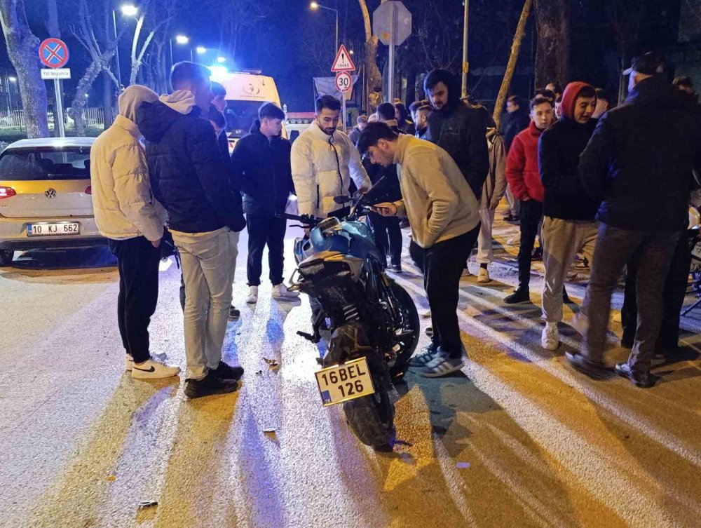 Otomobil İle Motosiklet Çarpıştı