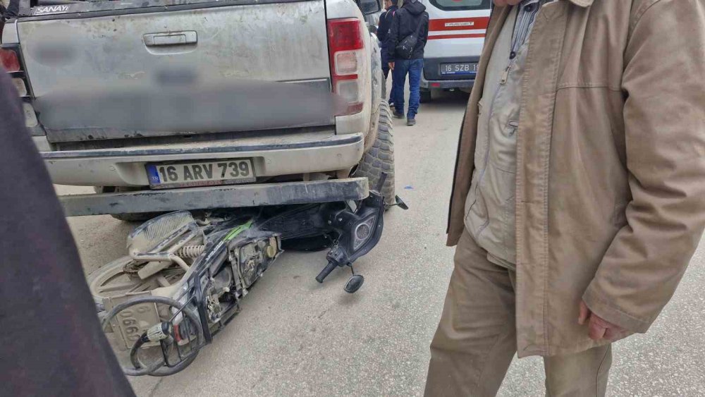 Devrilen Motosiklet Aracın Altına Girdi
