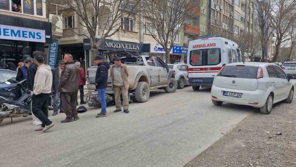 Devrilen Motosiklet Aracın Altına Girdi