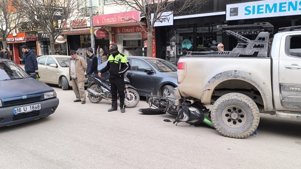 Devrilen Motosiklet Aracın Altına Girdi