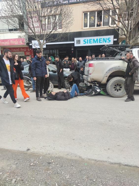 Devrilen Motosiklet Aracın Altına Girdi