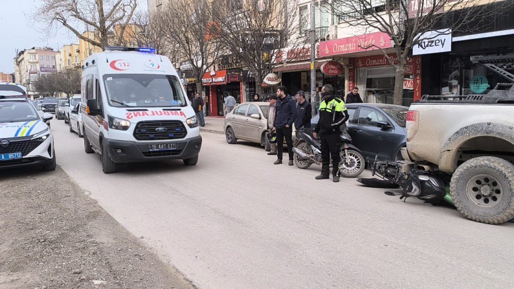 Devrilen Motosiklet Aracın Altına Girdi