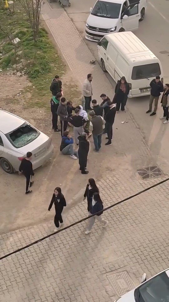 Motosiklet Park Halindeki İki Otomobile Çarptı: 2 Yaralı