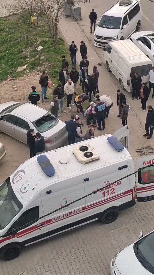 Motosiklet Park Halindeki İki Otomobile Çarptı: 2 Yaralı