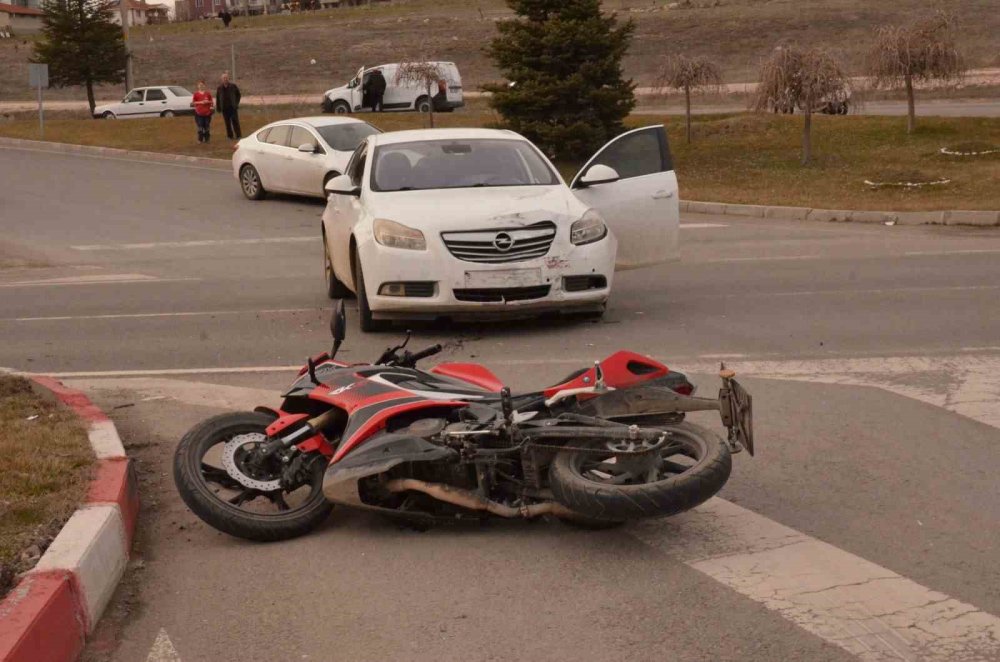 Otomobil ile motosiklet çarpıştı: 1 kişi yaralandı