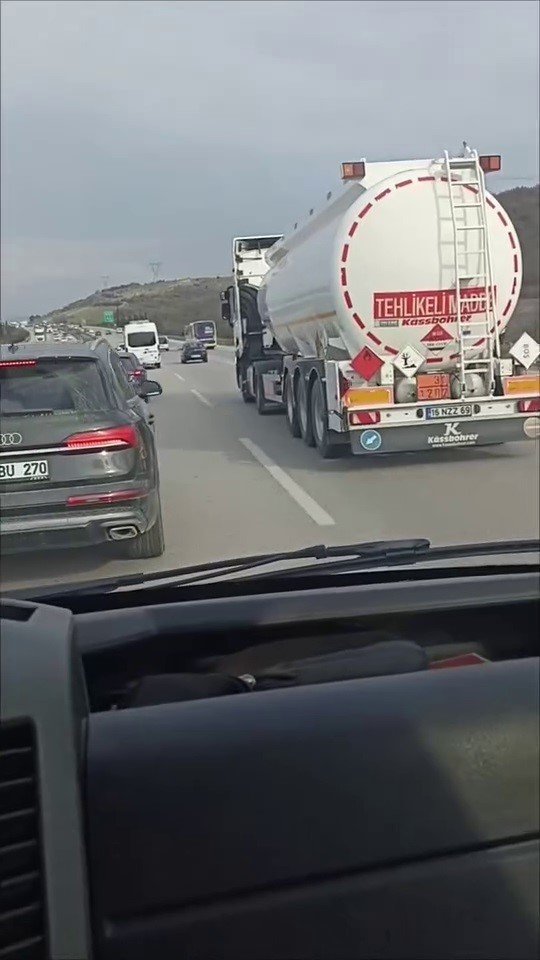 Tır Sürücüsü Tartıştığı Ticari Aracın Sürücüsüne Camdan Küllük Fırlattı
