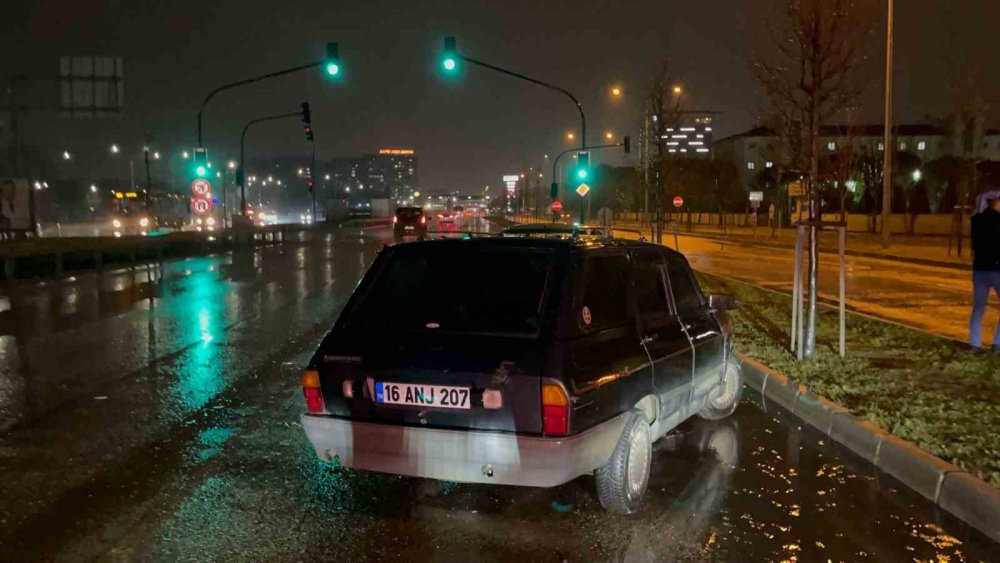Yağış Sebebiyle Kayan Otomobil, Trafik Işıklarında Bekleyen Araca Çarptı: 5 Yaralı