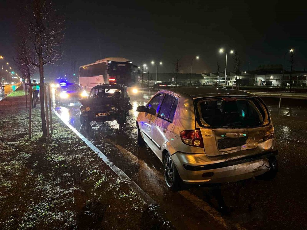 Yağış Sebebiyle Kayan Otomobil, Trafik Işıklarında Bekleyen Araca Çarptı: 5 Yaralı