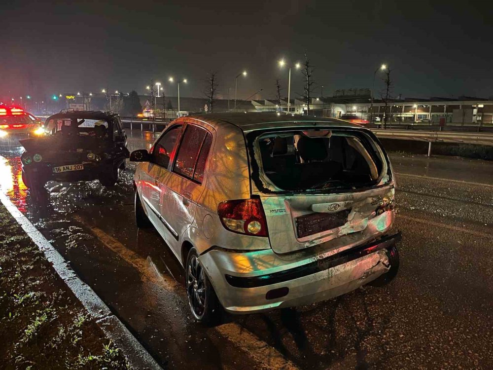 Yağış Sebebiyle Kayan Otomobil, Trafik Işıklarında Bekleyen Araca Çarptı: 5 Yaralı