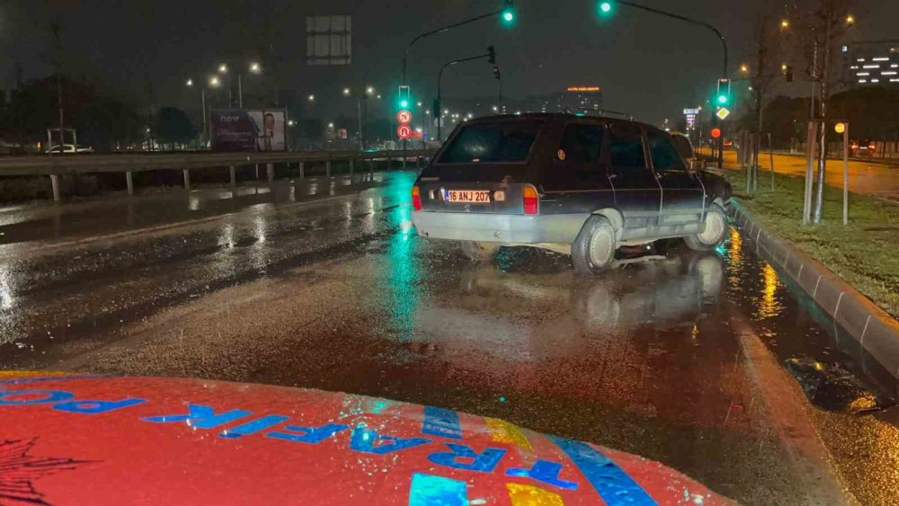 Yağış Sebebiyle Kayan Otomobil, Trafik Işıklarında Bekleyen Araca Çarptı: 5 Yaralı