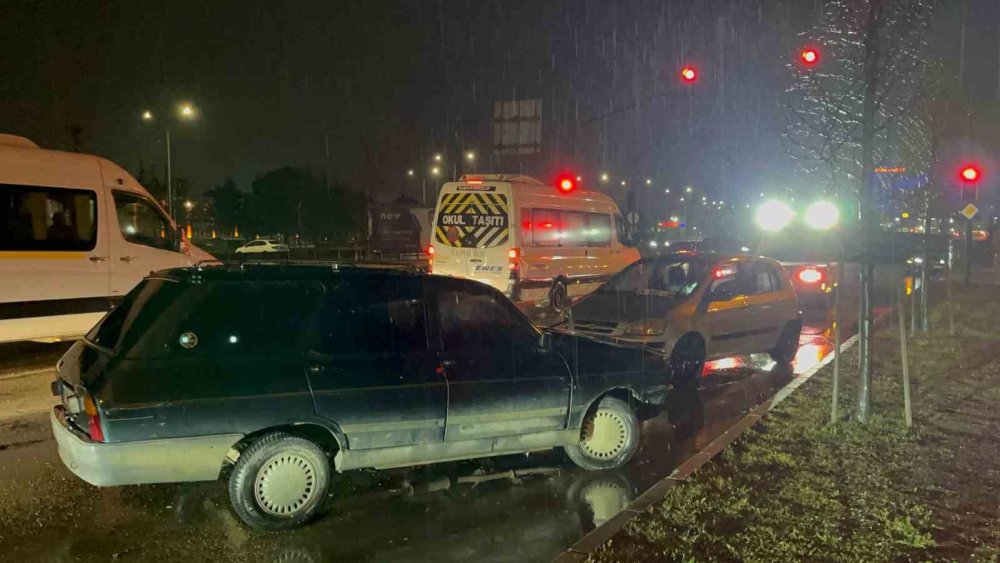 Yağış Sebebiyle Kayan Otomobil, Trafik Işıklarında Bekleyen Araca Çarptı: 5 Yaralı