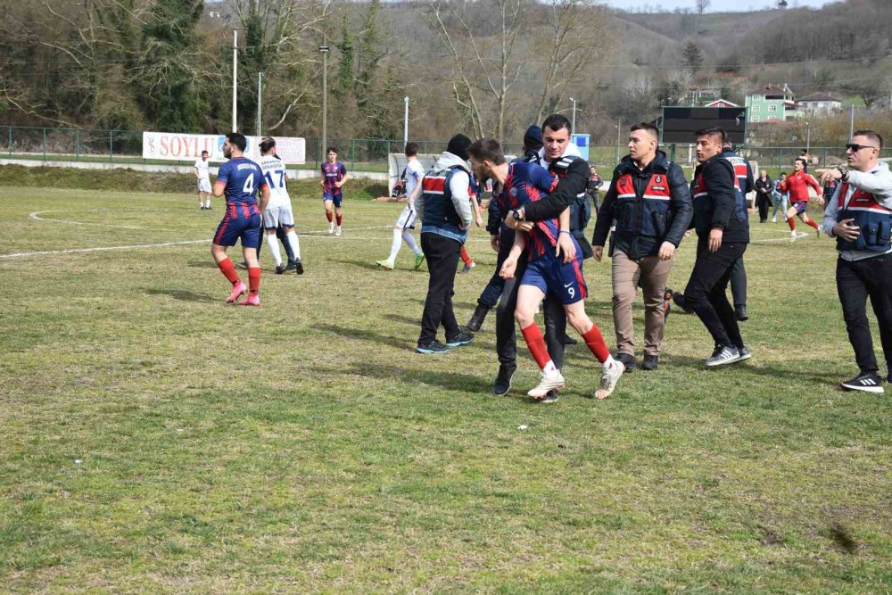 Yeşil Saha Boks Ringine Döndü: Tekme, Yumruk Ve Küfürler Havada Uçuştu