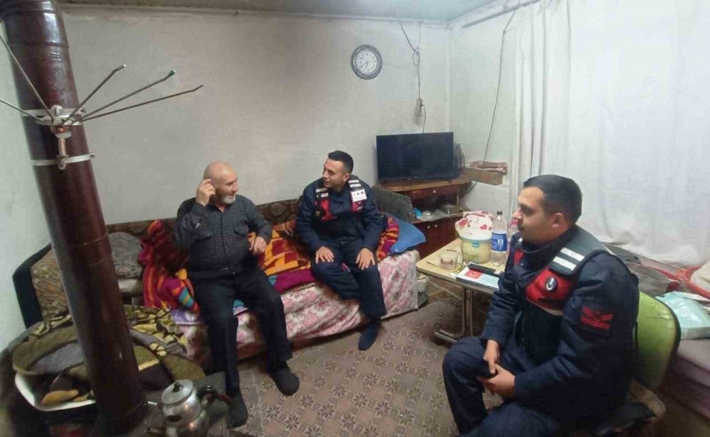 Jandarmdan Yaşlı Ve Yalnız Yaşayan Vatandaşlara Ziyaret