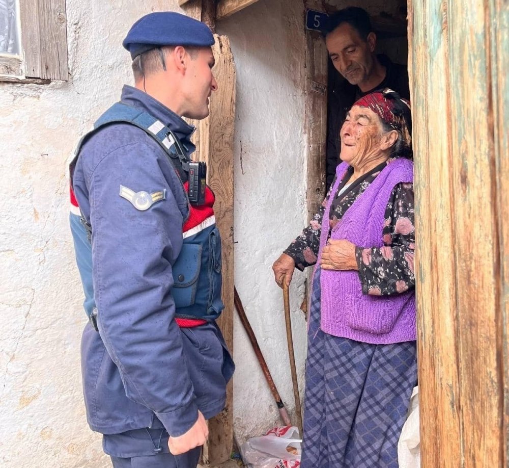 Jandarmdan Yaşlı Ve Yalnız Yaşayan Vatandaşlara Ziyaret