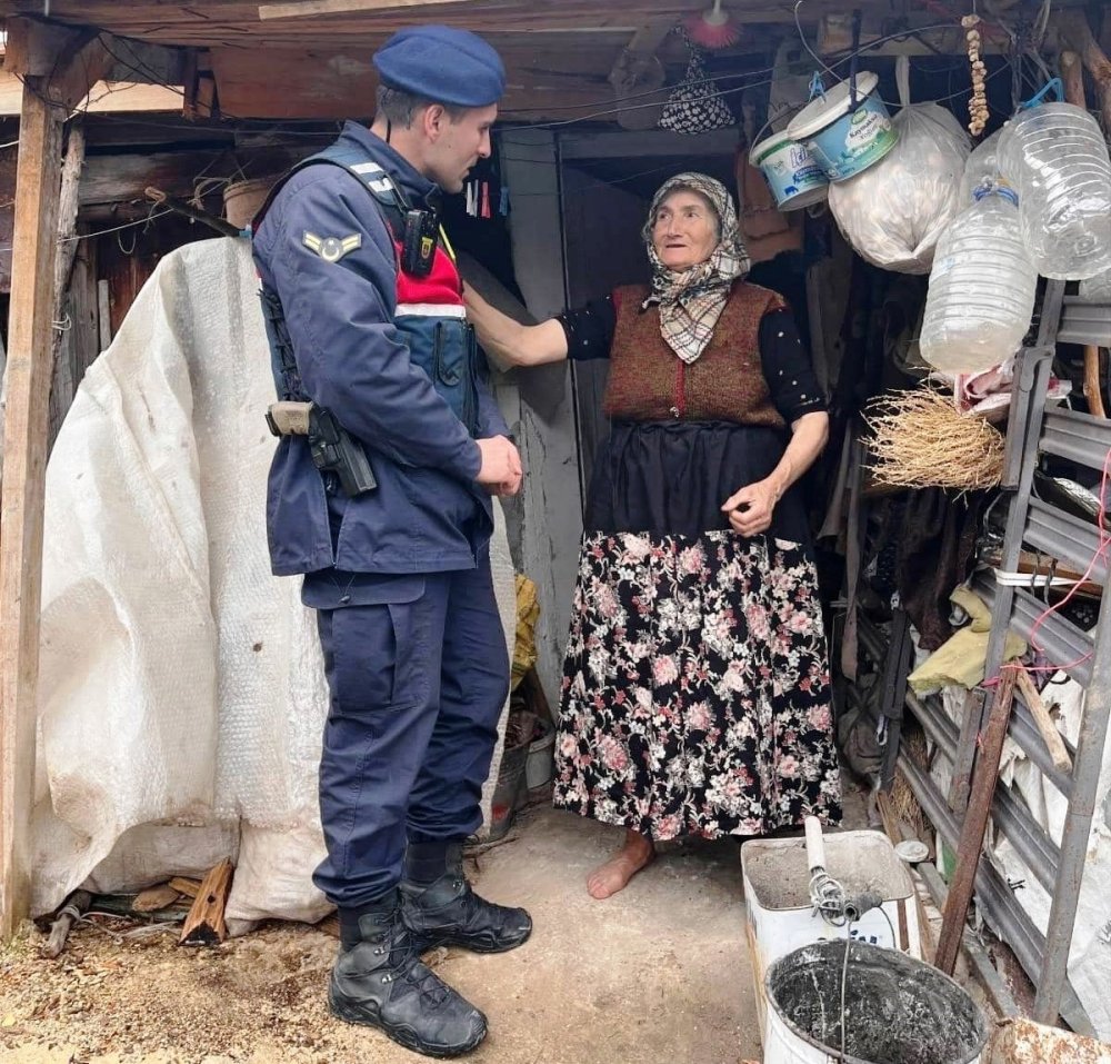 Jandarmdan Yaşlı Ve Yalnız Yaşayan Vatandaşlara Ziyaret