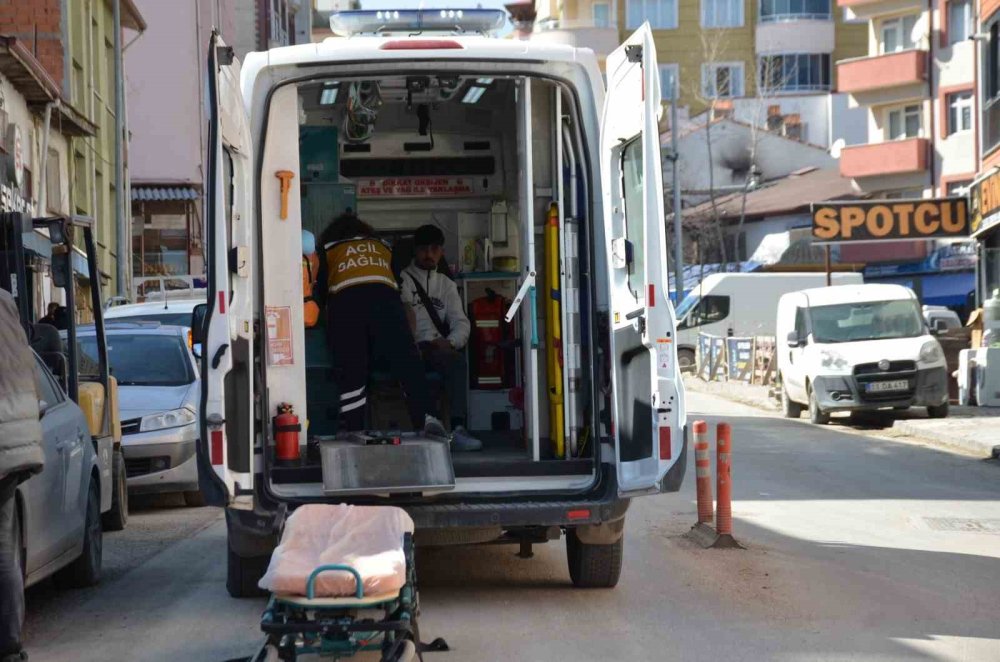 Kontrolden çıkan motosiklet devrildi: 2 kişi yaralandı