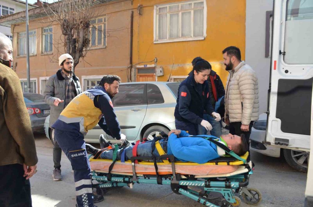 Kontrolden çıkan motosiklet devrildi: 2 kişi yaralandı