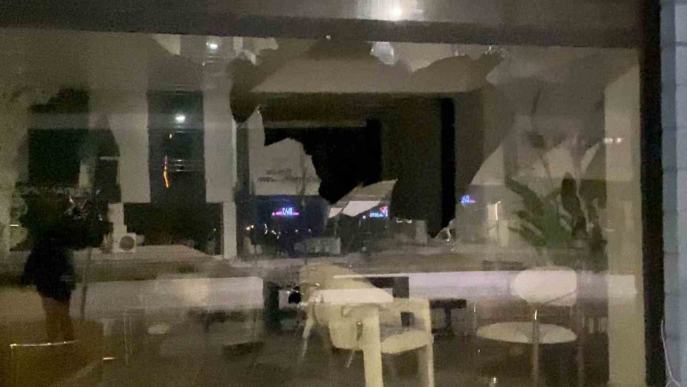 Motosikletli Şahıs Mağaza Camını Taşla Kırdı
