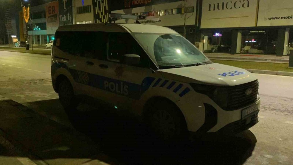Motosikletli Şahıs Mağaza Camını Taşla Kırdı