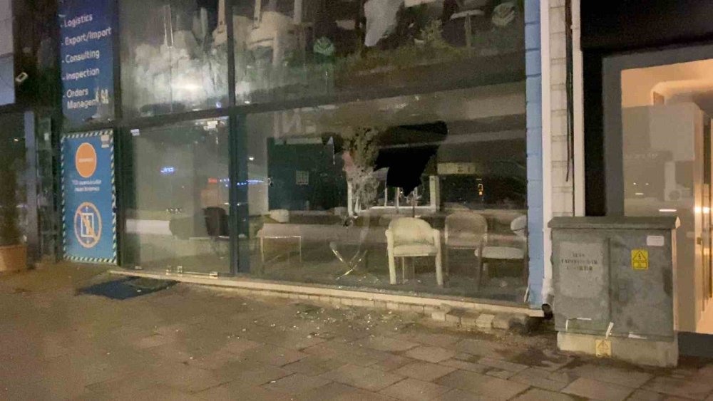Motosikletli Şahıs Mağaza Camını Taşla Kırdı