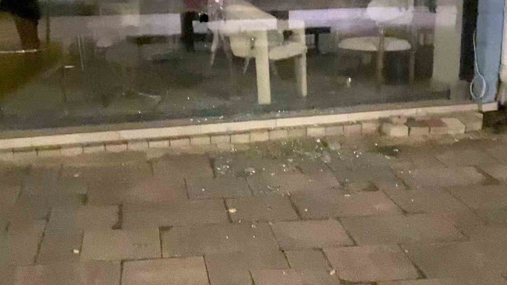 Motosikletli Şahıs Mağaza Camını Taşla Kırdı