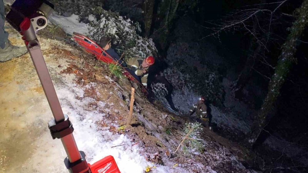 Otomobil Uçuruma Yuvarlandı: 2’si Ağır 5 Yaralı
