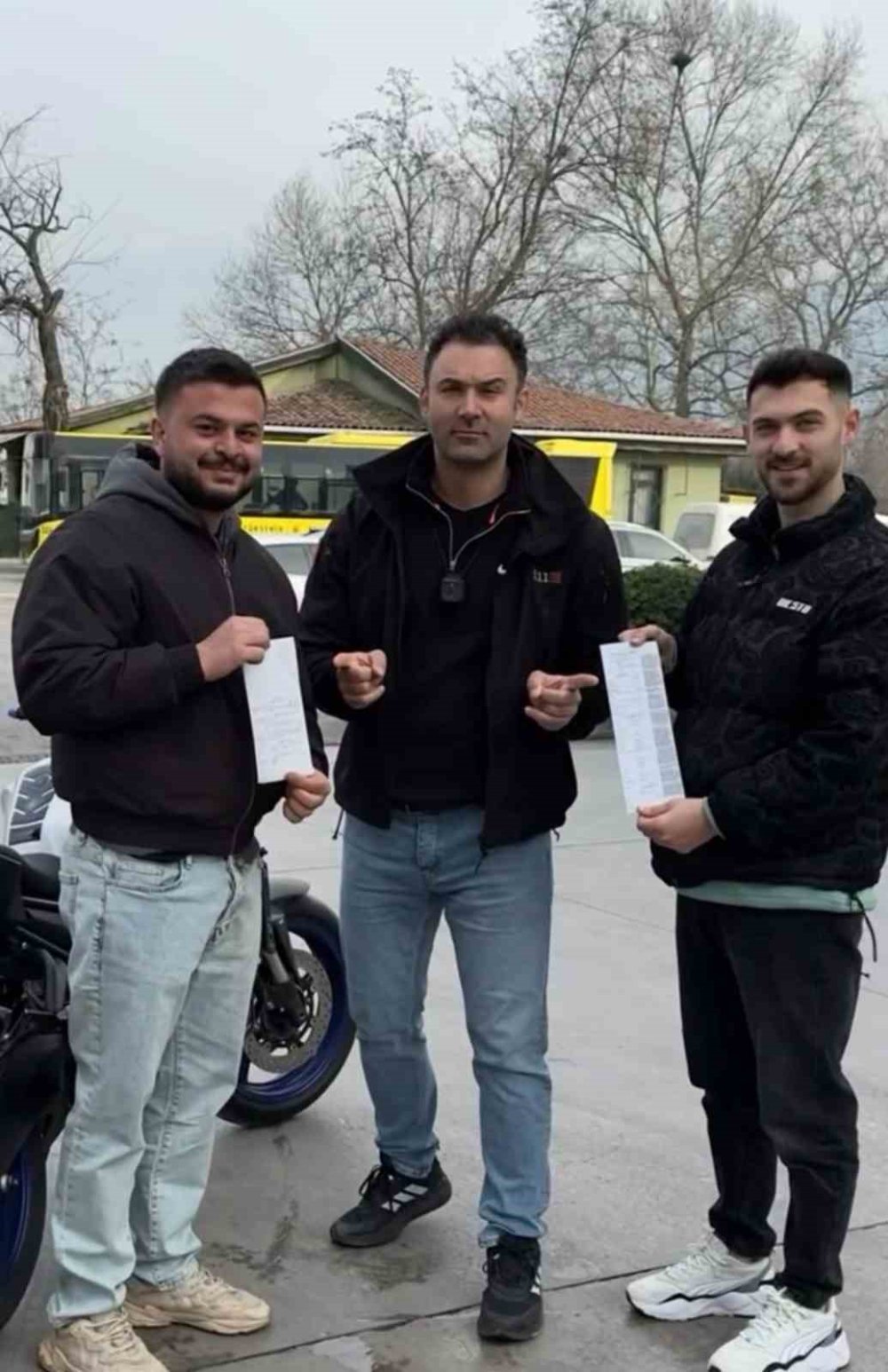 Kendisini Yakalayan Polisle Hatıra Fotoğrafı Çektirdi