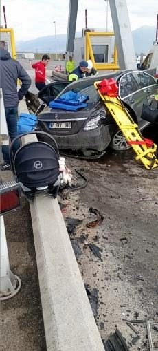 Lüks Otomobil, Otoyolda Gişelere Ok Gibi Saplandı!