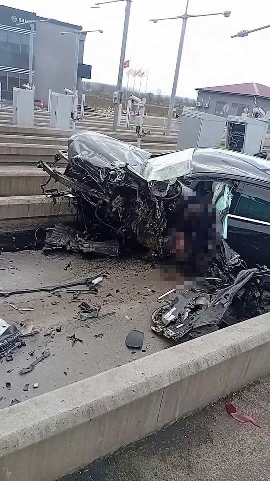 Lüks Otomobil, Otoyolda Gişelere Ok Gibi Saplandı!
