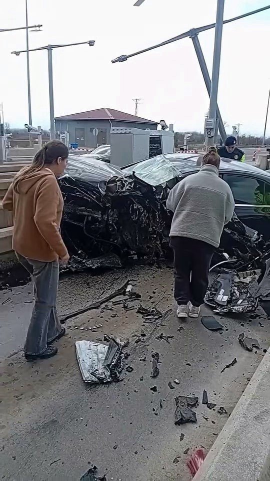Lüks Otomobil, Otoyolda Gişelere Ok Gibi Saplandı!