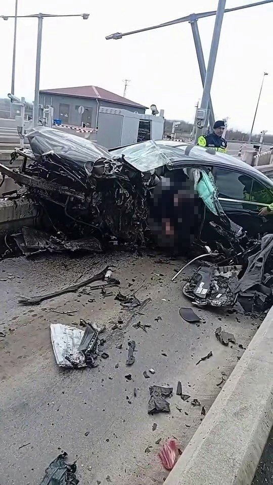 Lüks Otomobil, Otoyolda Gişelere Ok Gibi Saplandı!