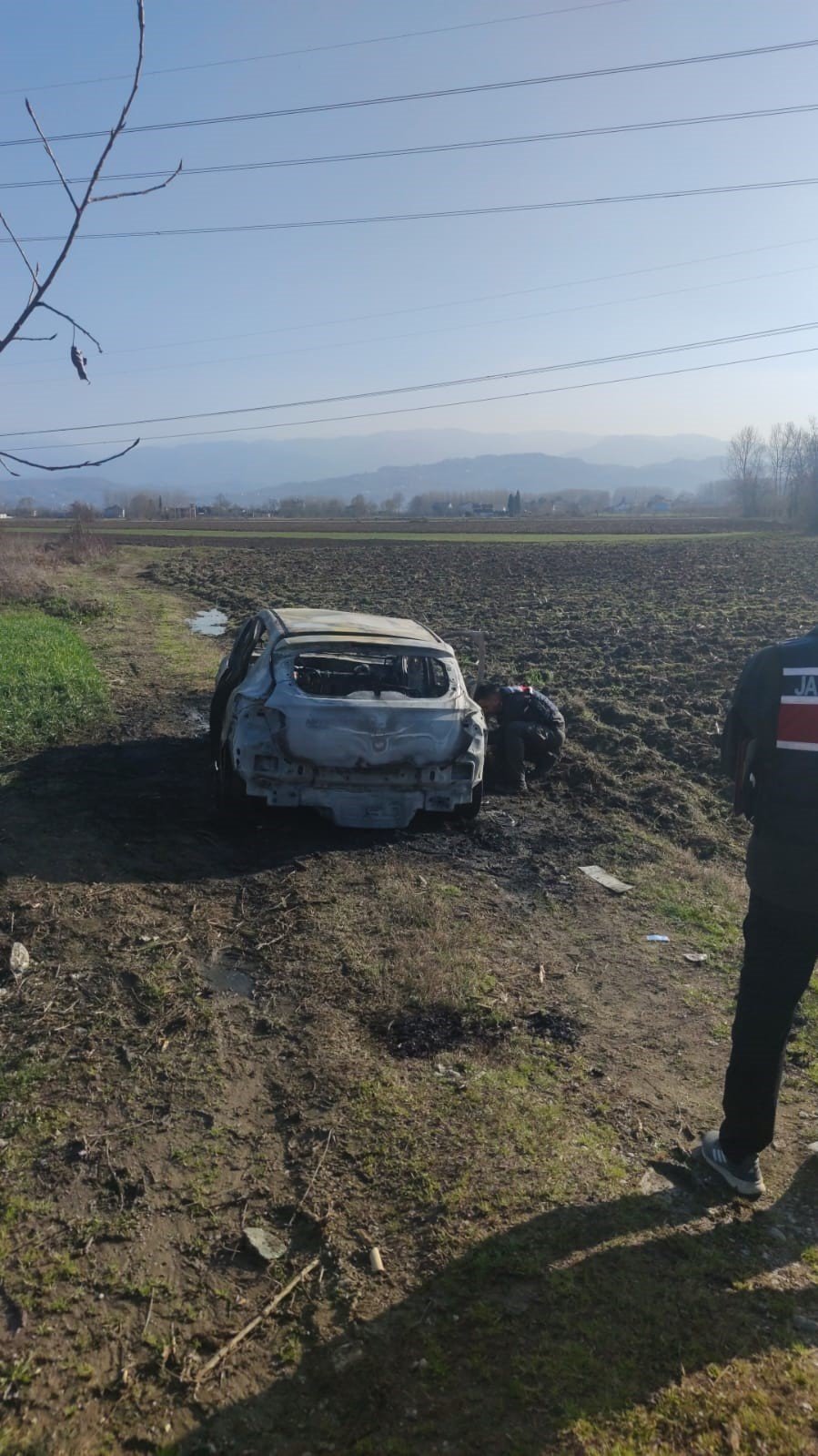 Tarlaya Çektiği Otomobilde Kendini Yakmaya Çalıştı