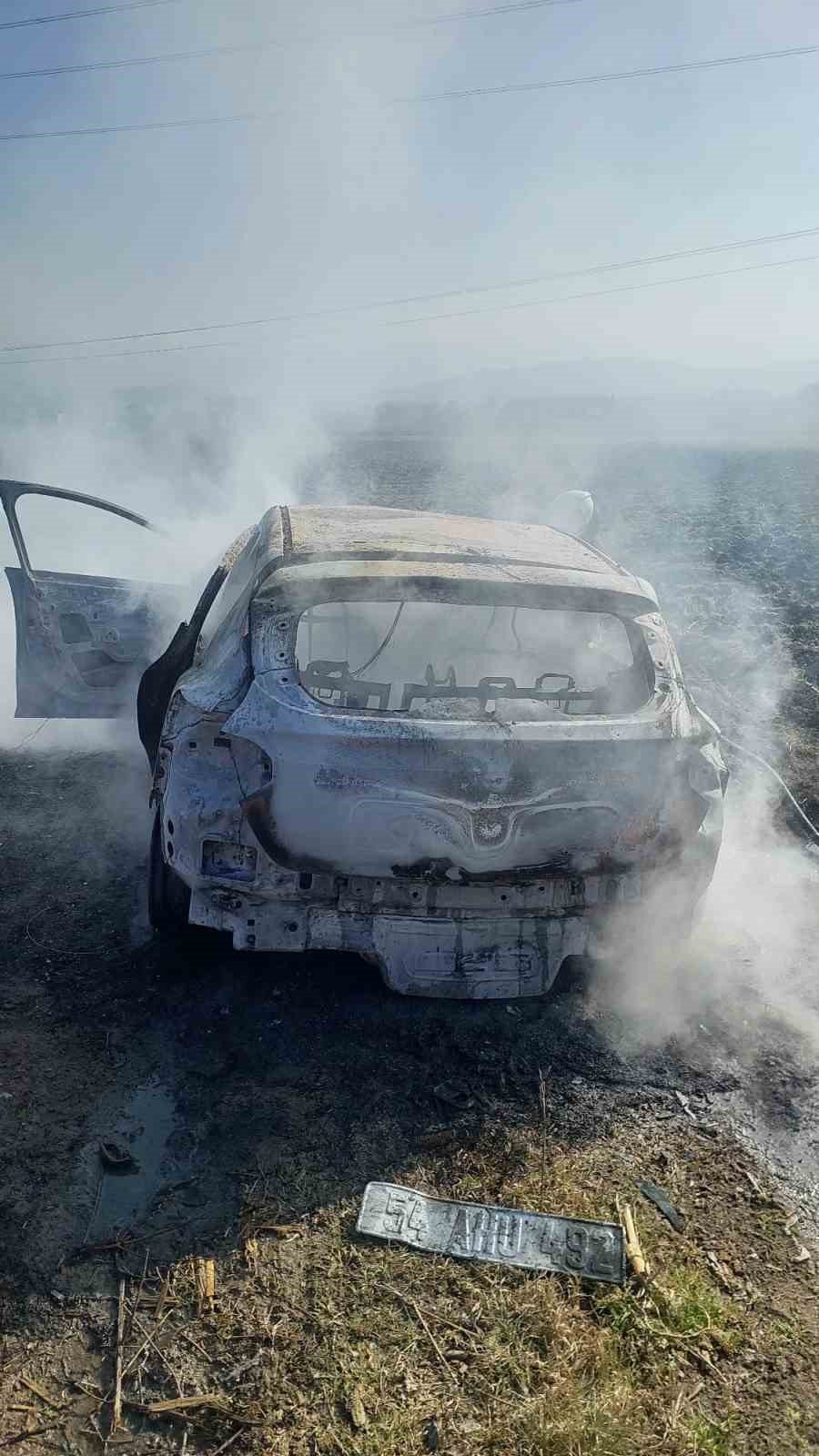 Tarlaya Çektiği Otomobilde Kendini Yakmaya Çalıştı