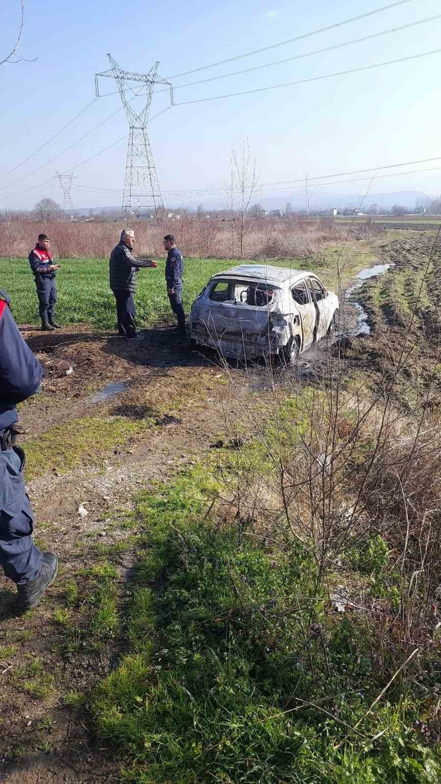 Tarlaya Çektiği Otomobilde Kendini Yakmaya Çalıştı