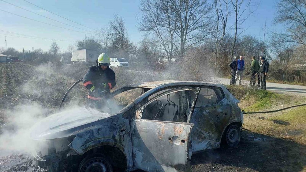 Tarlaya Çektiği Otomobilde Kendini Yakmaya Çalıştı