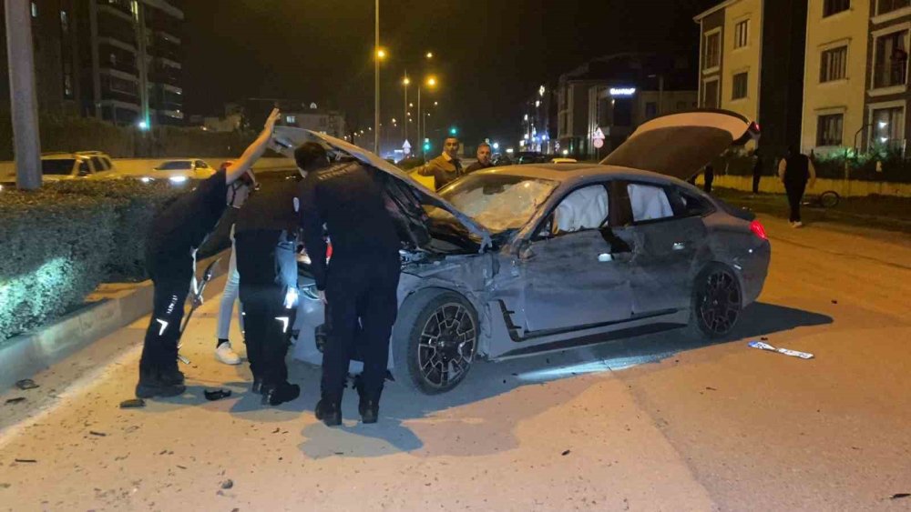 Zincirleme Kazada 3 Otomobil Çarpıştı!