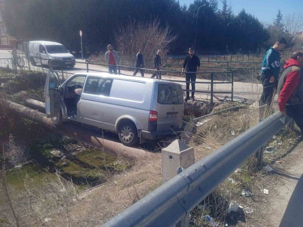 Araç Borularının Üstünde Asılı Kaldı