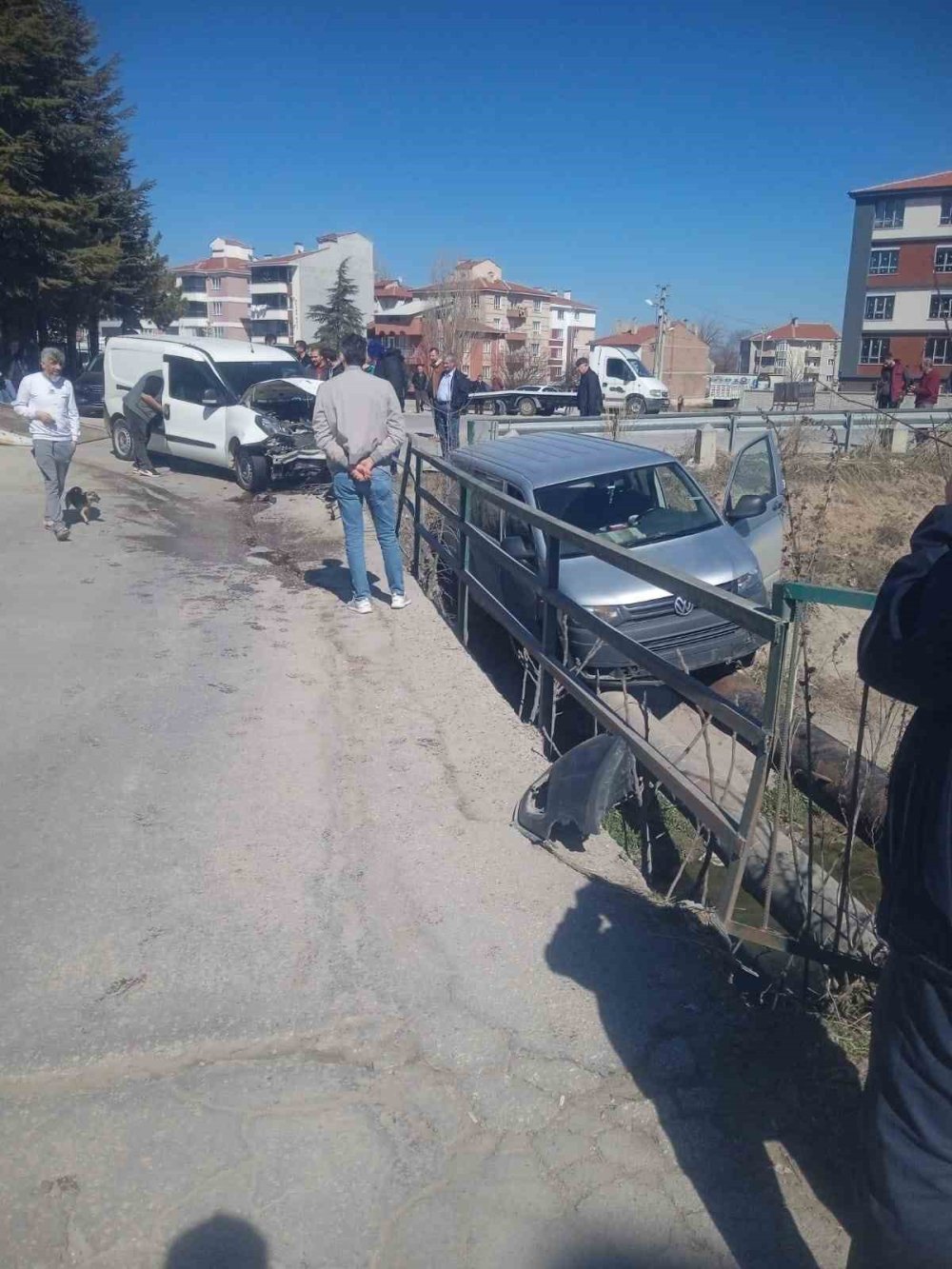 Araç Borularının Üstünde Asılı Kaldı