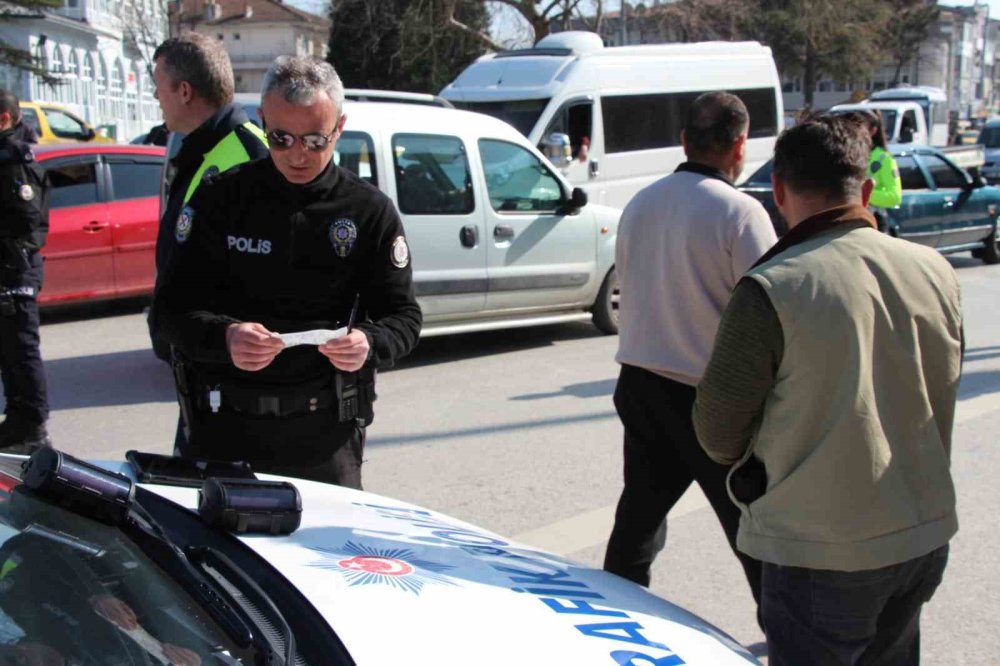 Başkasının Ehliyeti İle Trafiğe Çıkan Sürücü Yakalandı