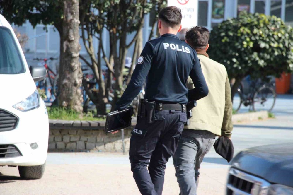 Başkasının Ehliyeti İle Trafiğe Çıkan Sürücü Yakalandı