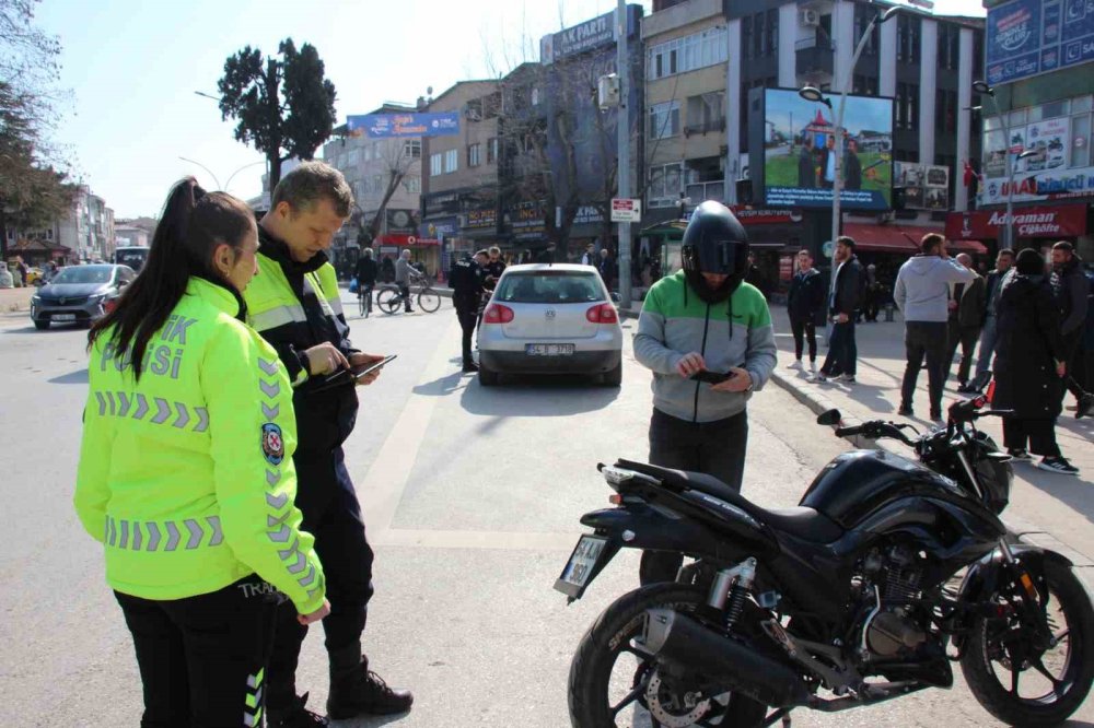 Başkasının Ehliyeti İle Trafiğe Çıkan Sürücü Yakalandı