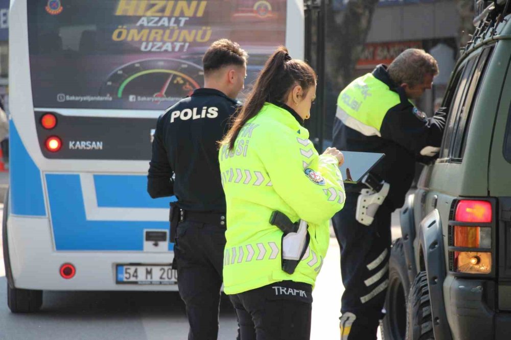 Başkasının Ehliyeti İle Trafiğe Çıkan Sürücü Yakalandı