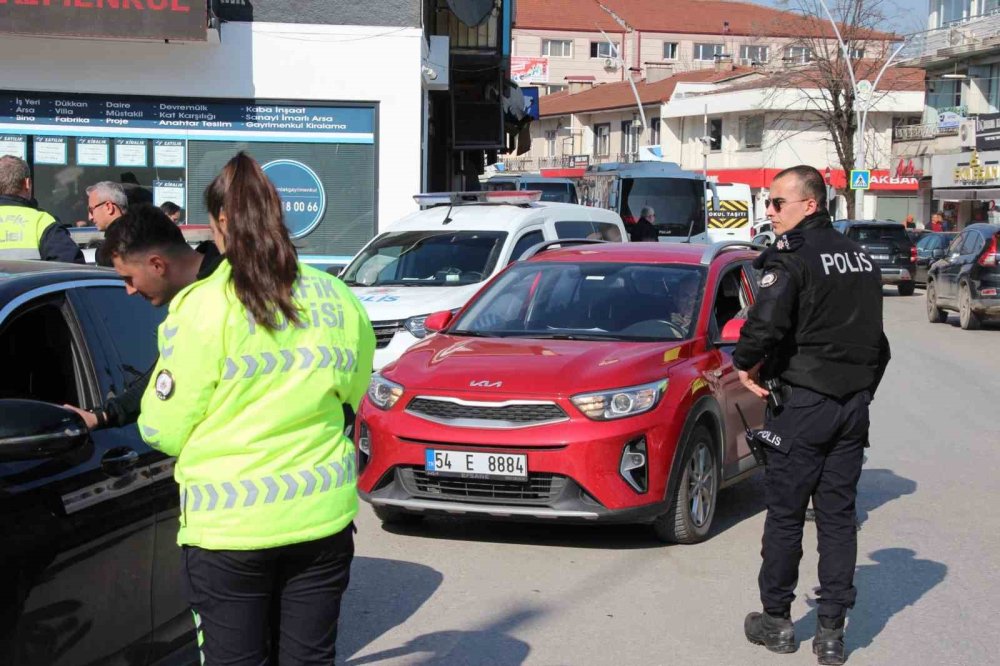 Başkasının Ehliyeti İle Trafiğe Çıkan Sürücü Yakalandı