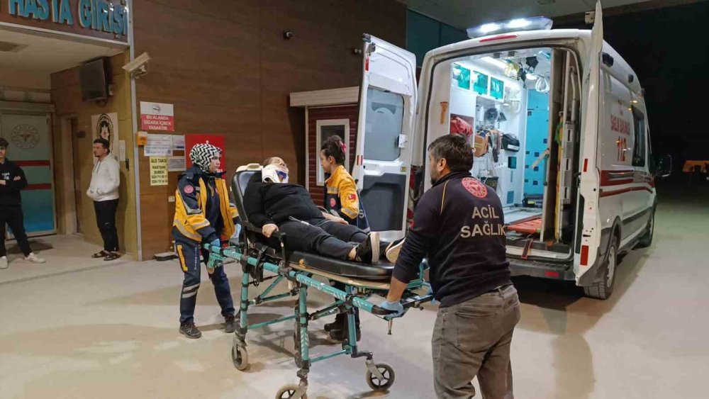 Minibüs Otomobille Çarpıştı: 1 Yaralı