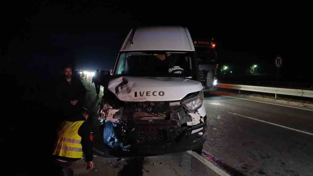 Minibüs Otomobille Çarpıştı: 1 Yaralı